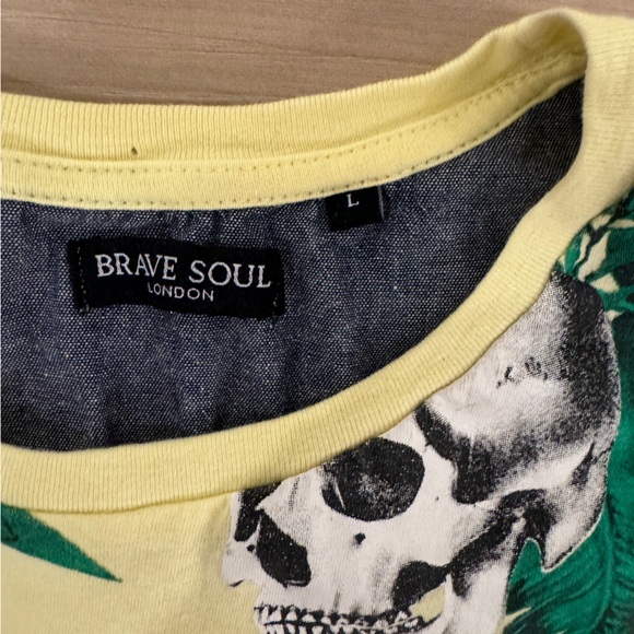 Men’s Large Tshirt by Brave Soul yellow shirt with palm leaves and skulls print - Picture 4 of 6